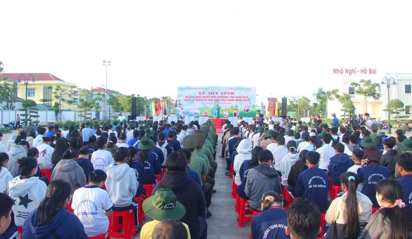 Hơn 300 đoàn viên, thanh niên, cán bộ, chiến sĩ và người dân địa phương tham dự buổi lễ mít tinh.