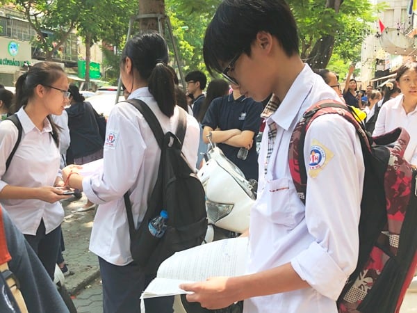 Tuyển sinh lớp 10: Hàng trăm nghìn phụ huynh căng thẳng cùng con- Ảnh 3.
