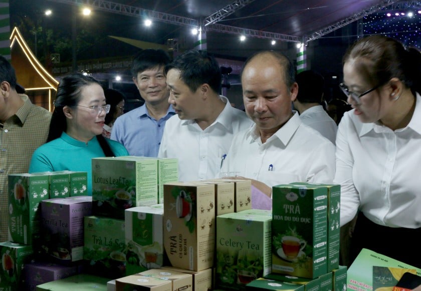 Các đại biểu tham quan các gian hàng và mua sắm sản phẩm tại sự kiện. Ảnh: Ngọc Nga