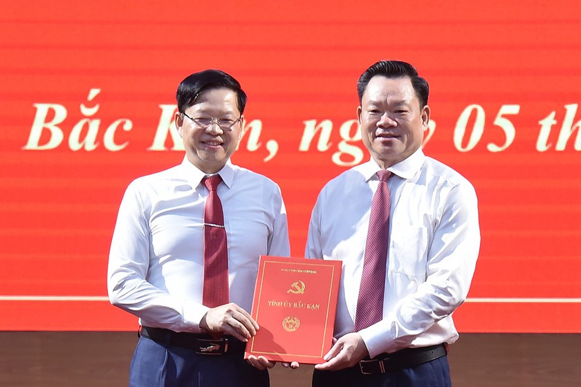 Ông Hoàng Duy Chinh, Bí thư tỉnh Bắc Kạn trao Quyết định của Ban Bí thư cho ông Đinh Quang Tuyên