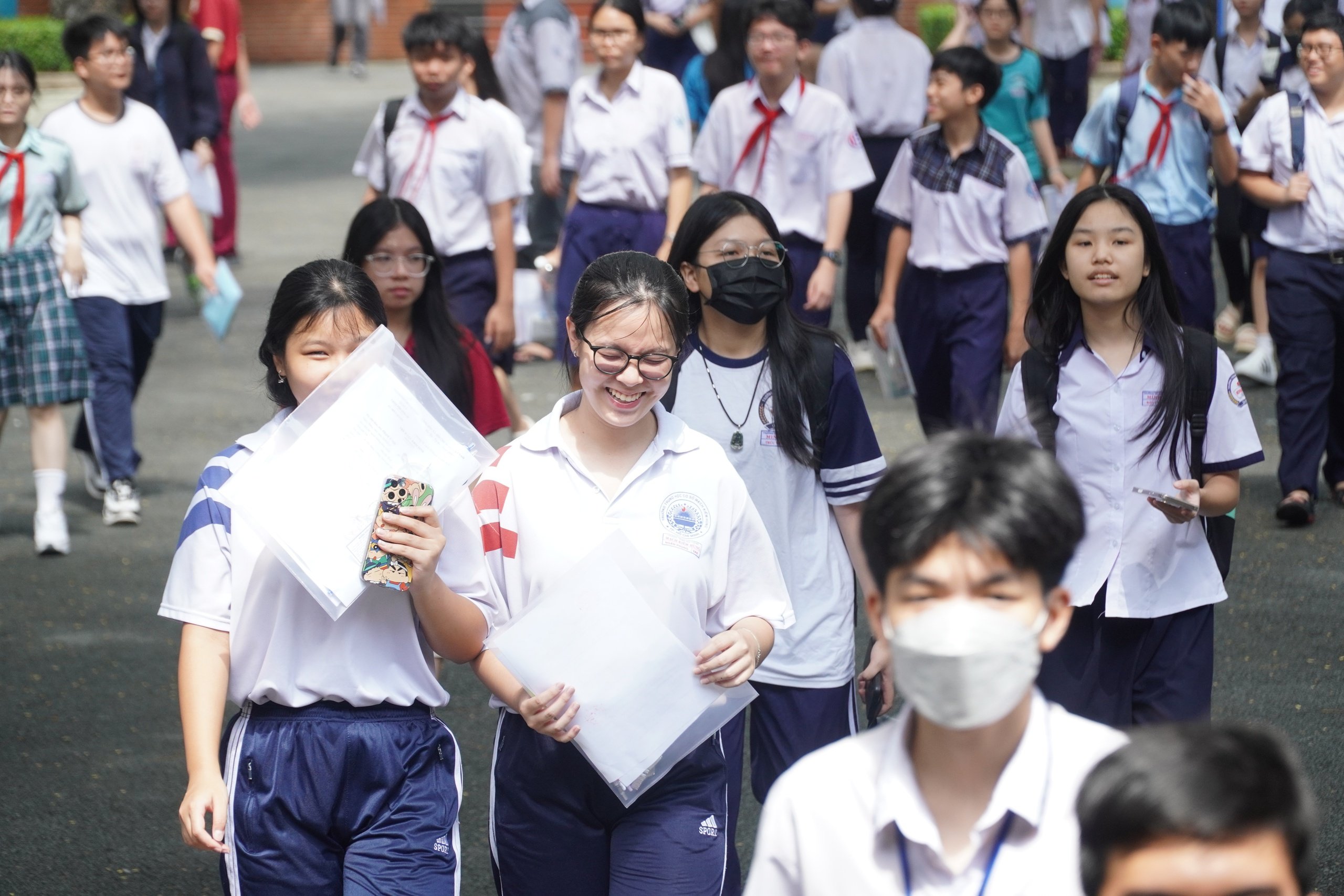 Phụ huynh kéo vali, thuê khách sạn, đưa con đi thi tuyển sinh lớp 10  - Ảnh 1.