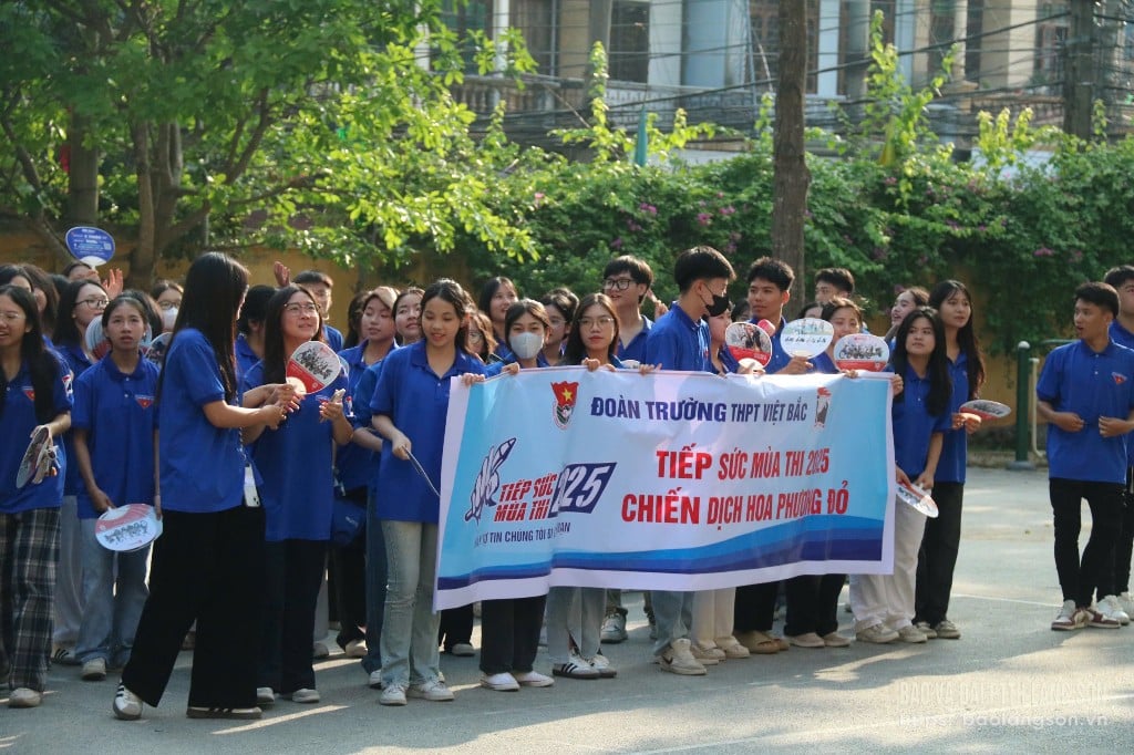 Voluntarios participan en el apoyo para exámenes en el sitio de exámenes de la escuela secundaria Viet Bac