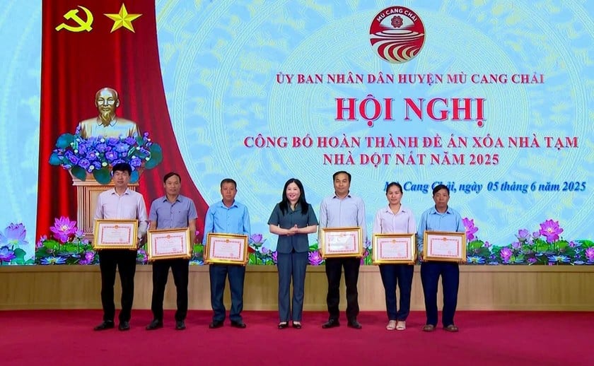 Khen thưởng các cá nhân, tập thể có đóng góp lớn trong công tác xóa nhà tạm tại Mù Cang Chải. Ảnh: YTV.