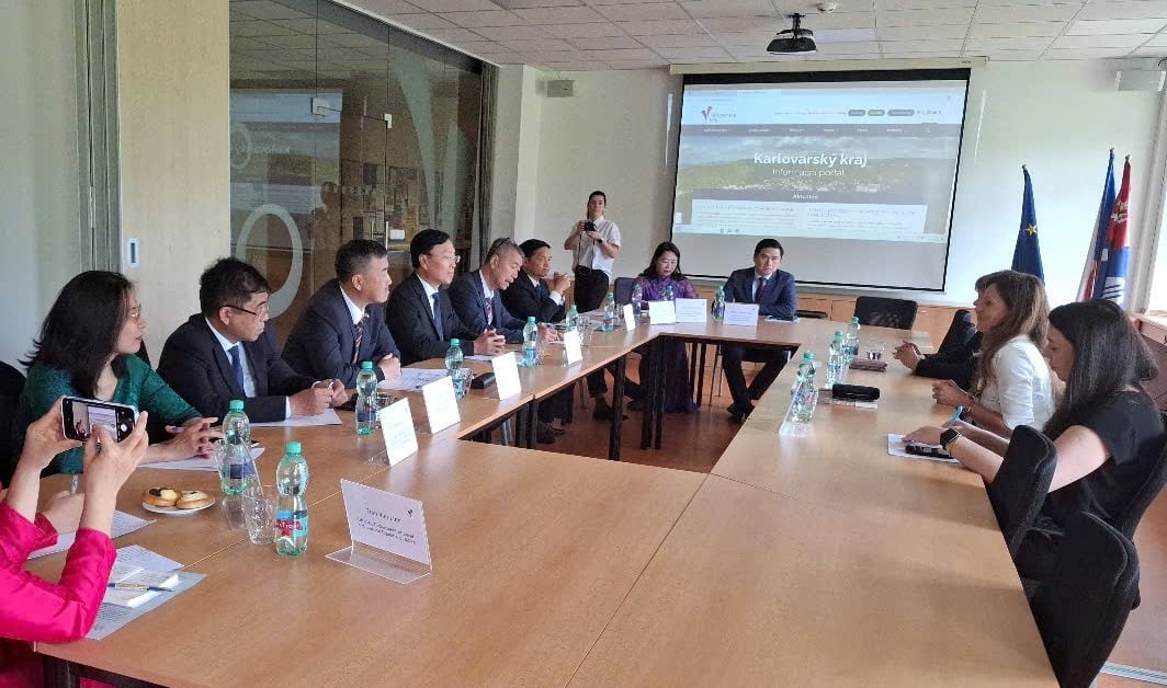 Quang cảnh buổi làm việc với Chính quyền tỉnh Karlovy Vary. Ảnh: MỸ LUẬN