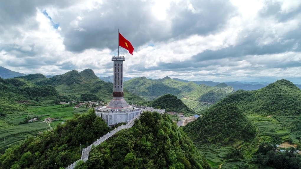 Cột cờ Lũng Cú dừng đón khách tham quan - 1