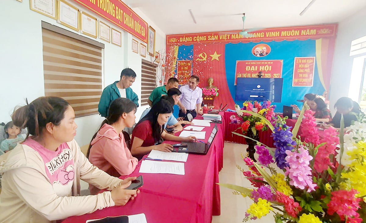 The support team of Coc Re Primary Boarding School for Ethnic Minorities assists parents in submitting online applications for admission to grade 1.