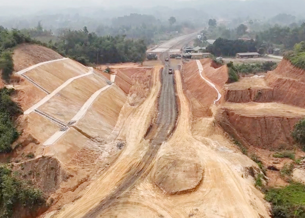 Cao tốc Tuyên Quang - Hà Giang, đoạn qua tỉnh Hà Giang đang được thi công gấp rút, đảm bảo đúng tiến độ thời gian.