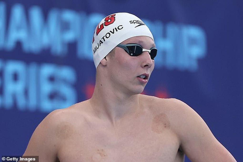 Kình ngư 16 tuổi gây chấn động khi phá kỷ lục của Michael Phelps - 1