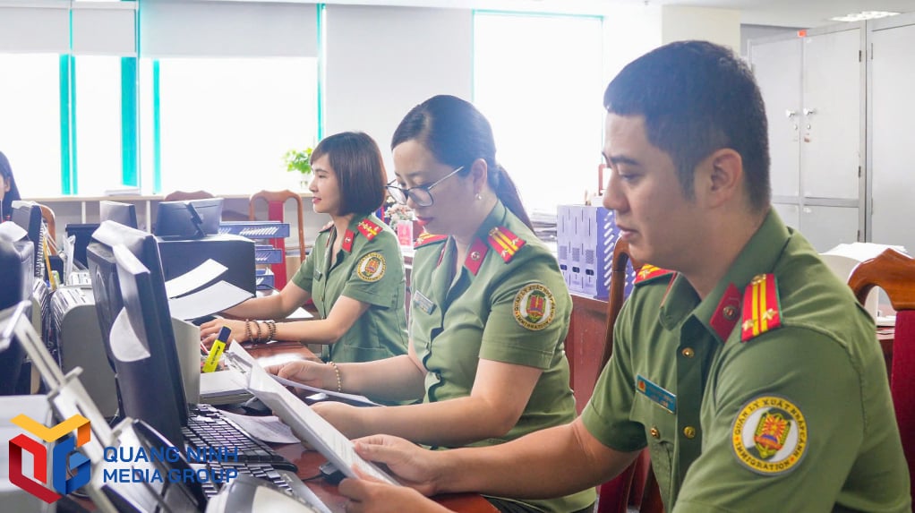 Cán bộ phòng Quản lý xuất nhập cảnh số hoá dữ liệu đưa vào phần mềm.