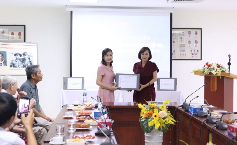 Trao tặng cơ quan lưu trữ quốc gia loạt ảnh, tư liệu quý của nhiều phóng viên chiến trường -0
