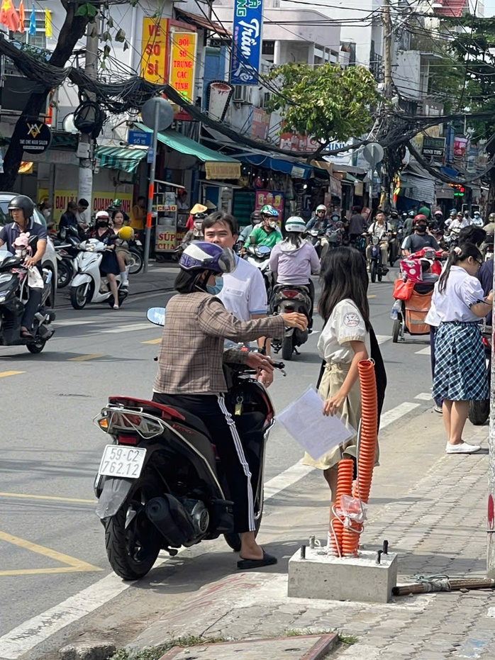 Thí sinh làm thủ tục dự thi lớp 10, đón xem giải đề thi- Ảnh 4.