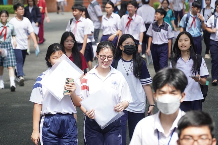 Bị teo cơ tủy, nam sinh được cõng vào phòng thi  - Ảnh 4.
