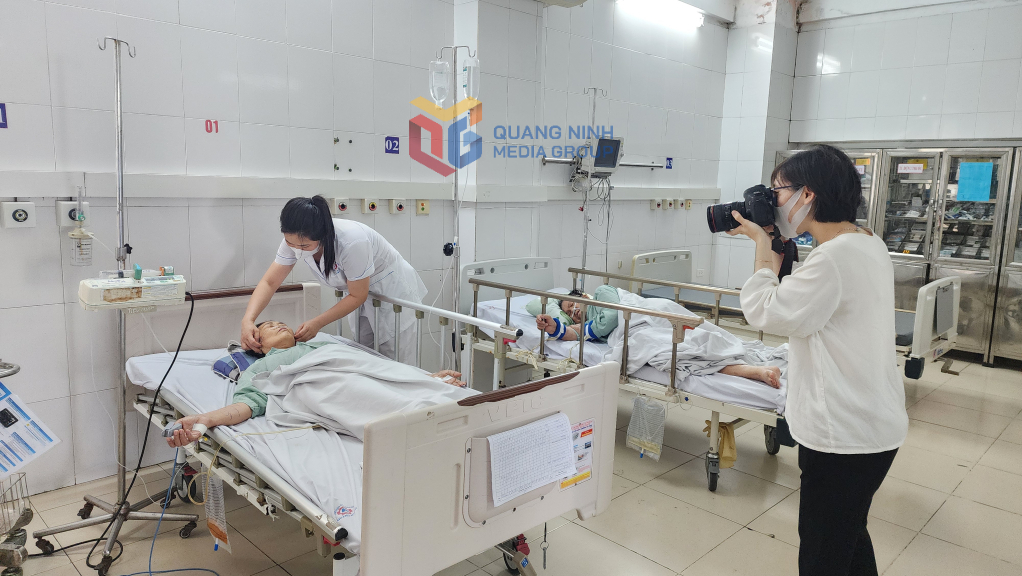 Hà Trang tác nghiệp tại Bệnh viện đa khoa tỉnh Quảng Ninh.