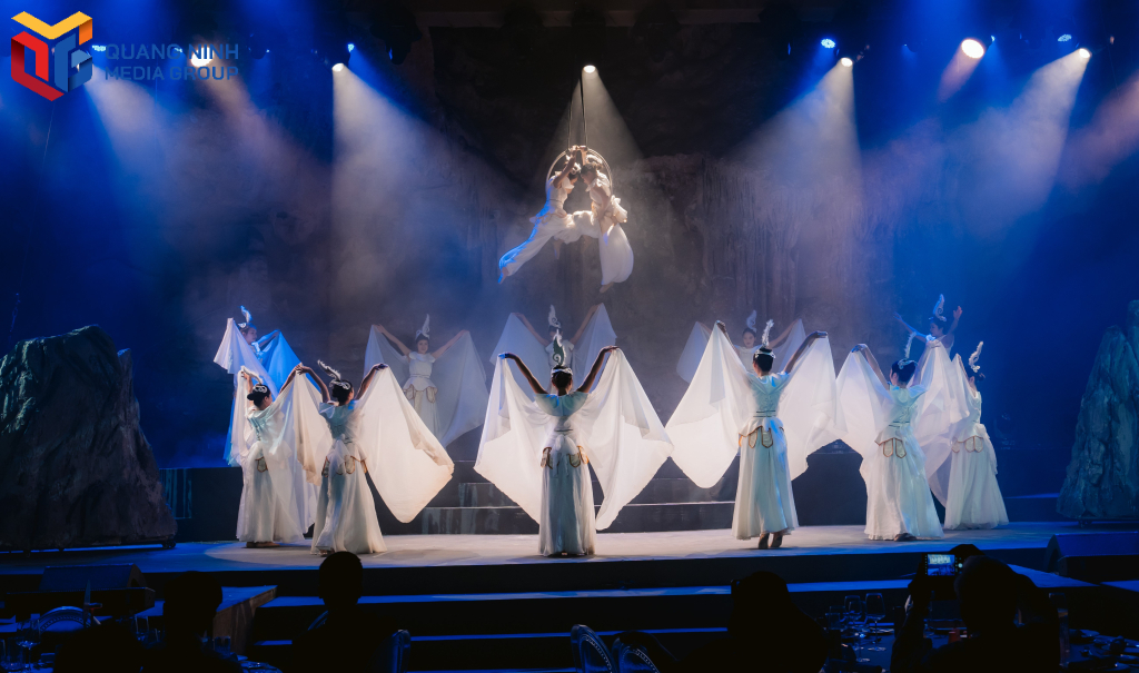 À travers des scènes minutieusement mises en scène, le spectacle entraînera le public dans les légendes du pays des dragons à travers le langage de la danse contemporaine, du cirque et des effets visuels.