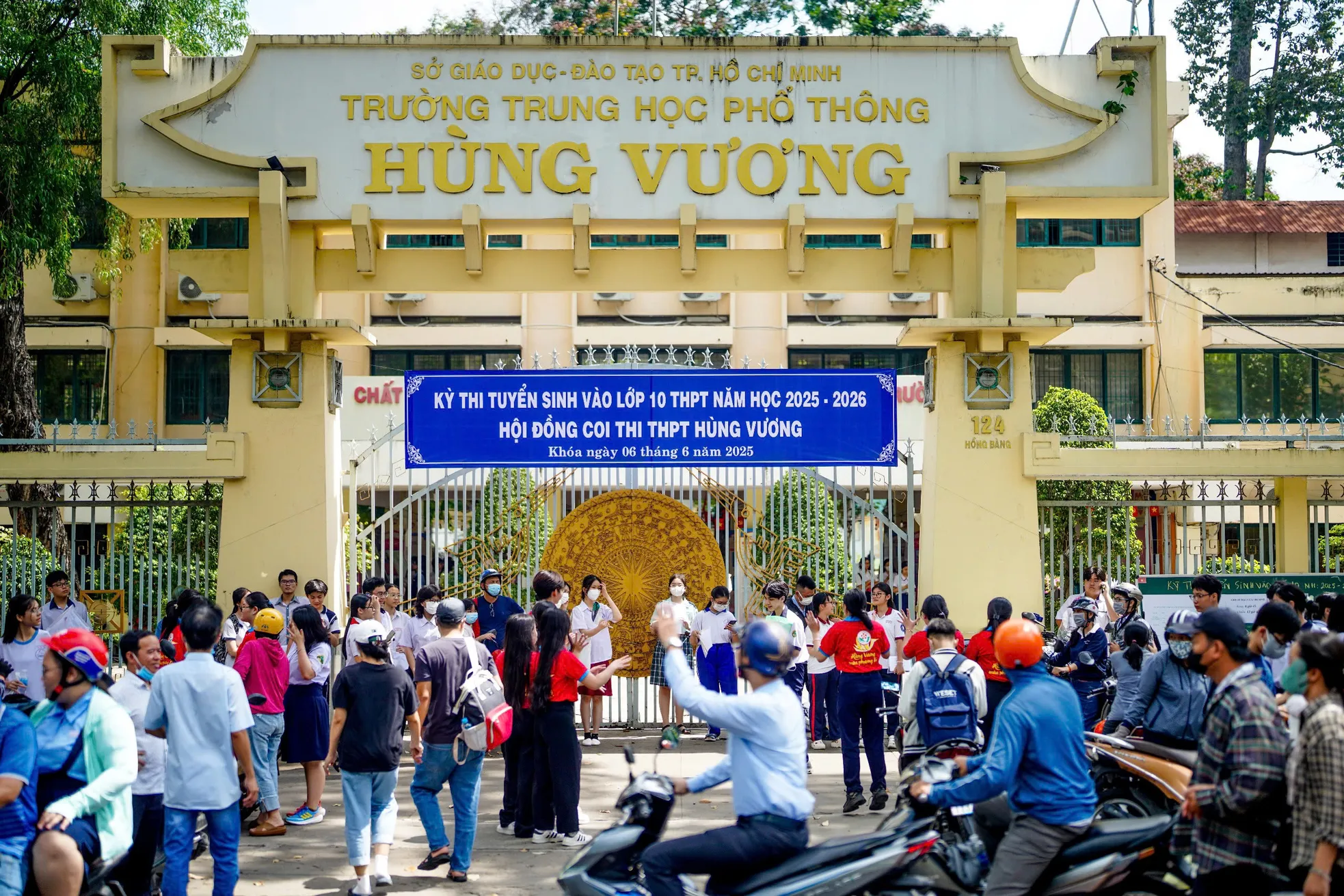 Hơn 70.000 thí sinh TPHCM làm thủ tục thi vào lớp 10 ảnh 9
