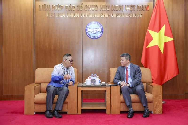 Chủ tịch Liên hiệp các tổ chức hữu nghị Việt Nam Phan Anh Sơn (bên phải) tiếp và làm việc với Chủ tịch Hội hữu nghị Phillipines - Việt Nam Mario Ferdinand Anyon Pasion