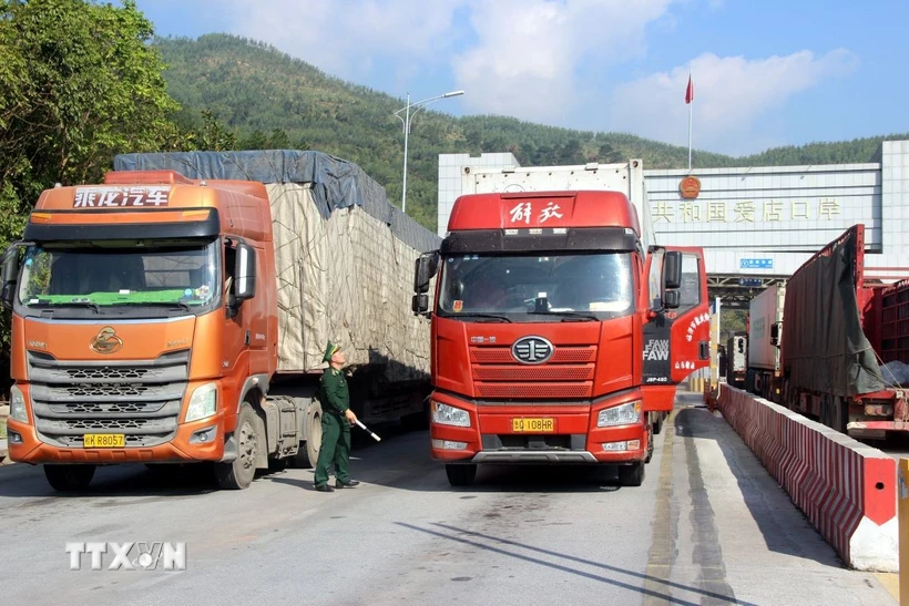 Lưu thông hàng hóa tại cửa khẩu Chi Ma, tỉnh Lạng Sơn. Ảnh: TTXVN