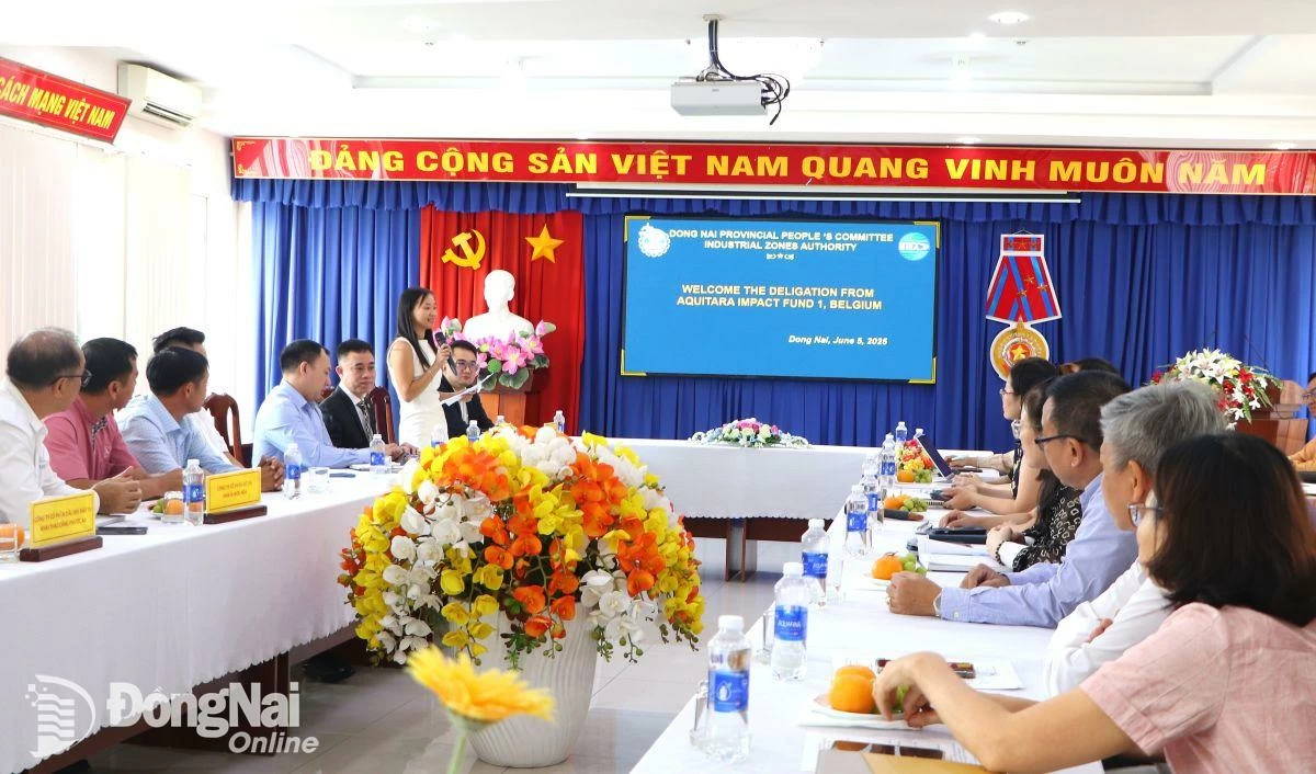 Buổi làm việc giữa Quỹ Aquitara với BQL các KCN tỉnh và sở, ngành. Ảnh: Ngọc Liên