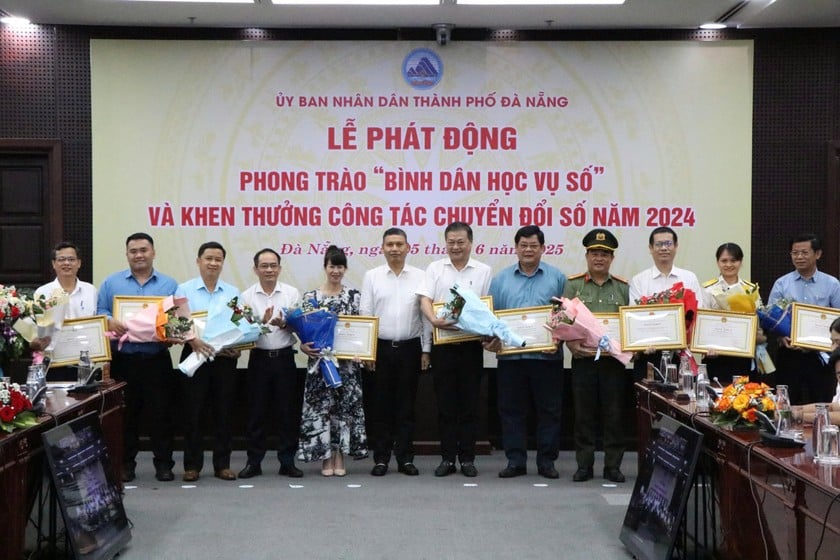 Lãnh đạo TP Đà Nẵng khen thưởng các cá nhân, tổ chức hoàn thành tốt công tác chuyển đổi số năm 2024.