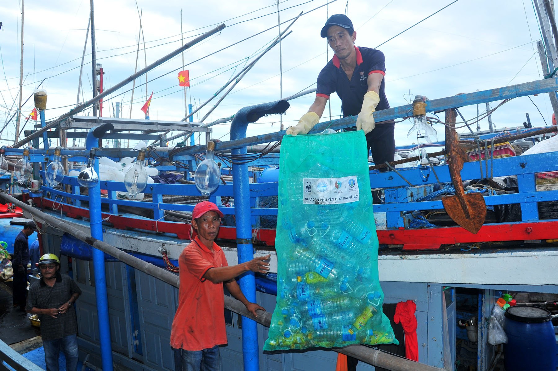 Fishermen in Tuy Hoa City participate in a model of bringing waste from the sea to shore. Photo: ANH NGOC