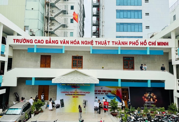 Thuê nhà hát thi tốt nghiệp hơn 100 triệu đồng, sinh viên té ngửa vì trường không đồng ý - Ảnh 1.