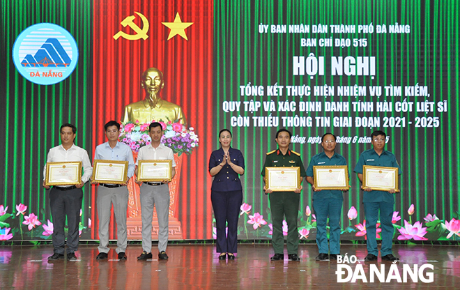 Phó Chủ tịch UBND thành phố Nguyễn Thị Anh Thi (giữa) trao bằng khen cho các tập thể có thành tích trong việc thực hiện nhiệm vụ tìm kiếm, quy tập và xác định danh tính hài cốt liệt sĩ còn thiếu thông tin giai đoạn 2021-2025. Ảnh: LÊ HÙNG