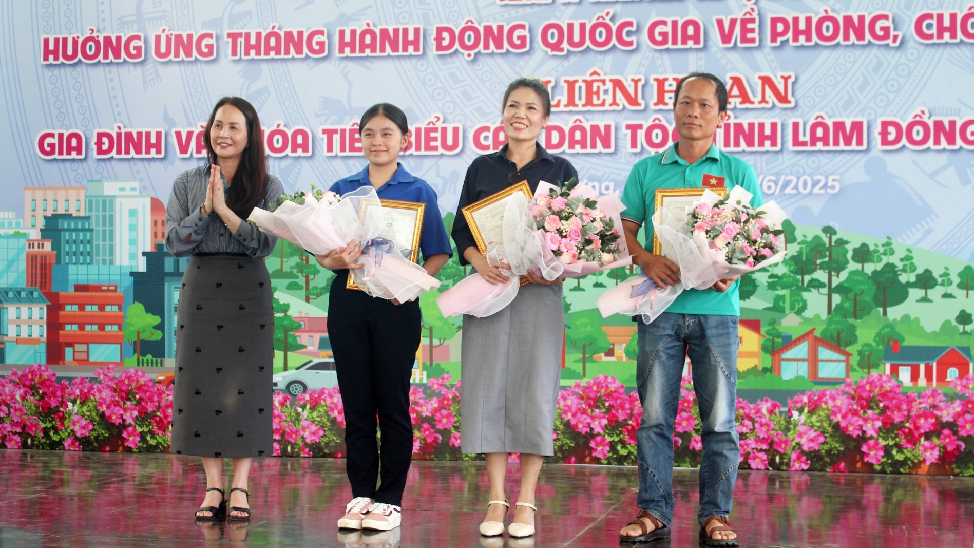 Trao giải thưởng Cuộc thi tìm hiểu Luật phòng chống bạo lực gia đình cho các cá nhân xuất sắc