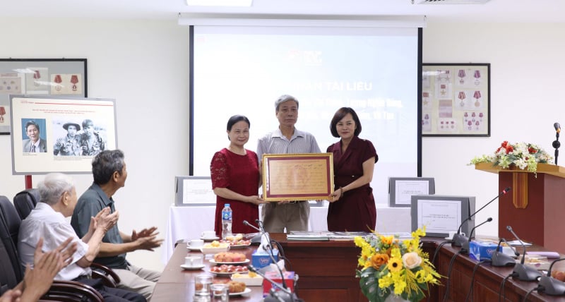 Trao tặng cơ quan lưu trữ quốc gia loạt ảnh, tư liệu quý của nhiều phóng viên chiến trường -0