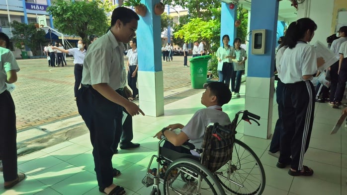 Bị teo cơ tủy, nam sinh được cõng vào phòng thi  - Ảnh 3.