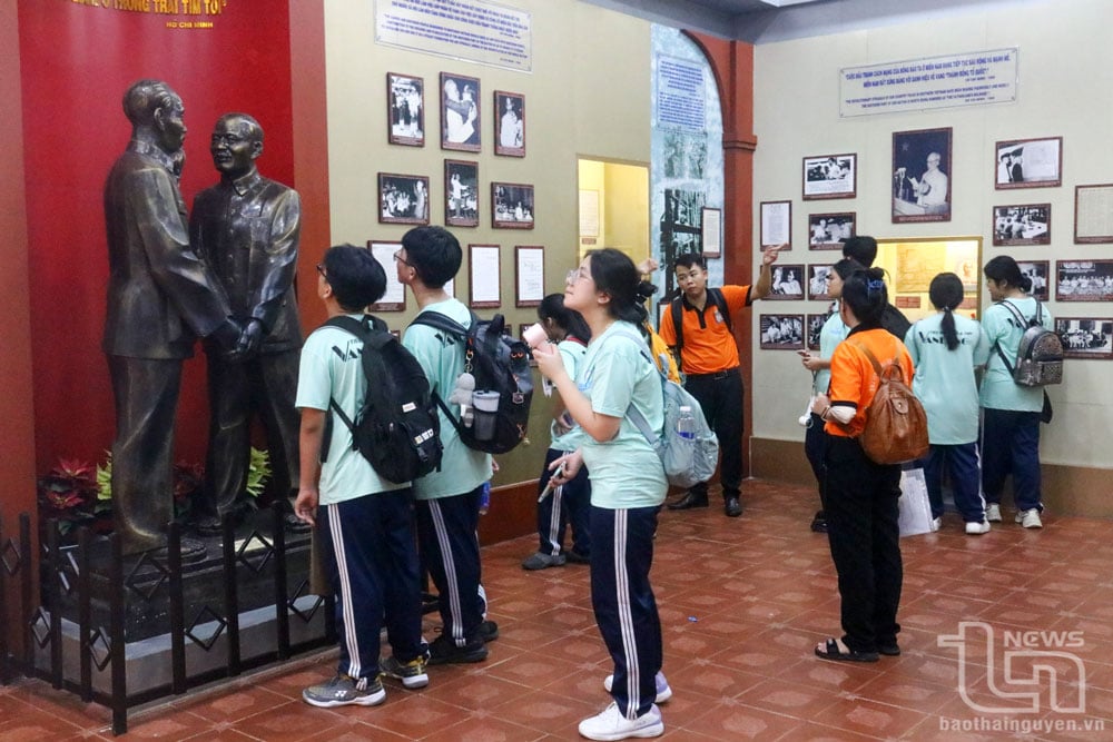 Du khách tham quan Bảo tàng Hồ Chí Minh - Chi nhánh TP. Hồ Chí Minh.
