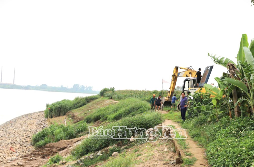 Đơn vị thi công triển khai thiết bị, máy móc phục vụ thi công công trình xử lý sạt lở hạ lưu tuyến kè Phú Mỹ