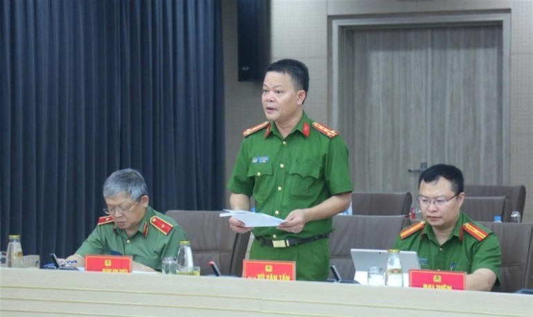 Đại tá Vũ Văn Tấn, Cục trưởng Cục Cảnh sát quản lý hành chính về trật tự xã hội, trình bày báo cáo.