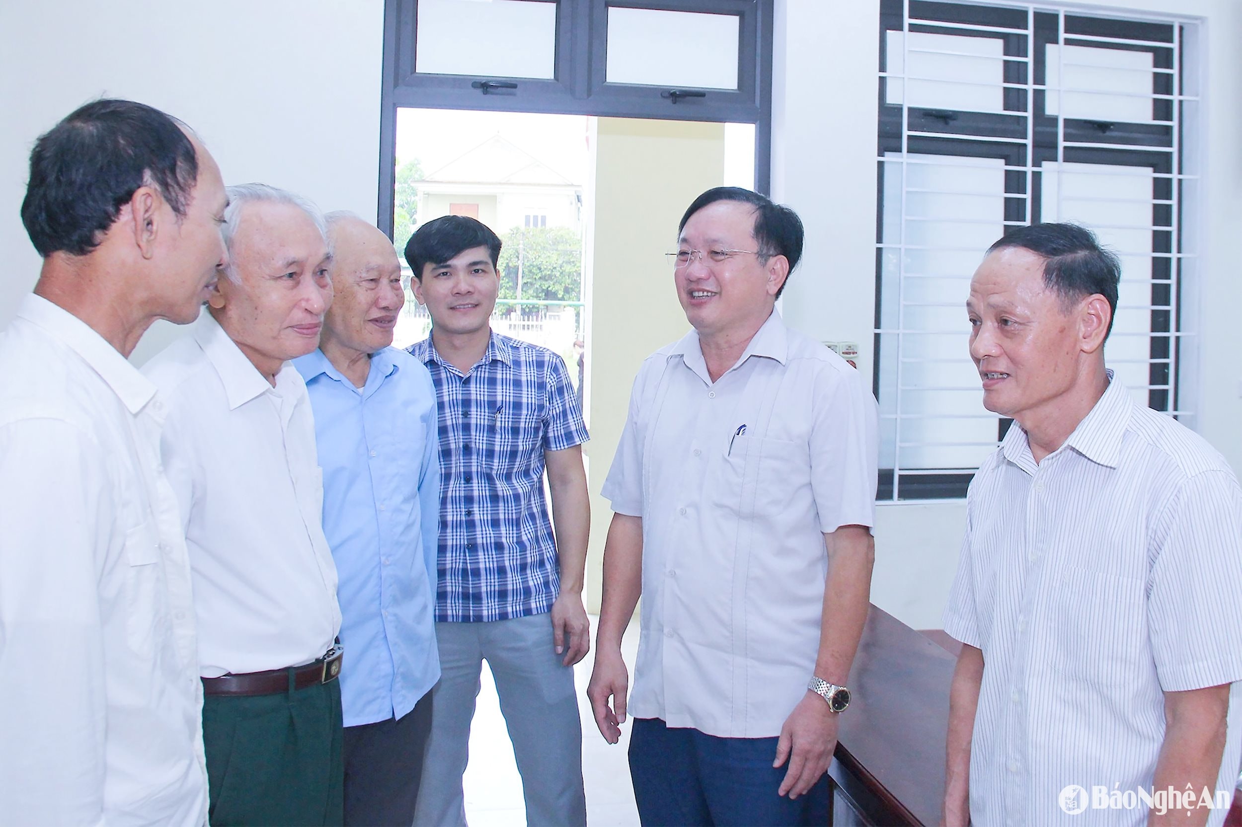 Los líderes del distrito de Nam Dan discutieron con la gente de la aldea 7, comuna de Xuan Hong sobre cómo mejorar la calidad de los nuevos criterios rurales.