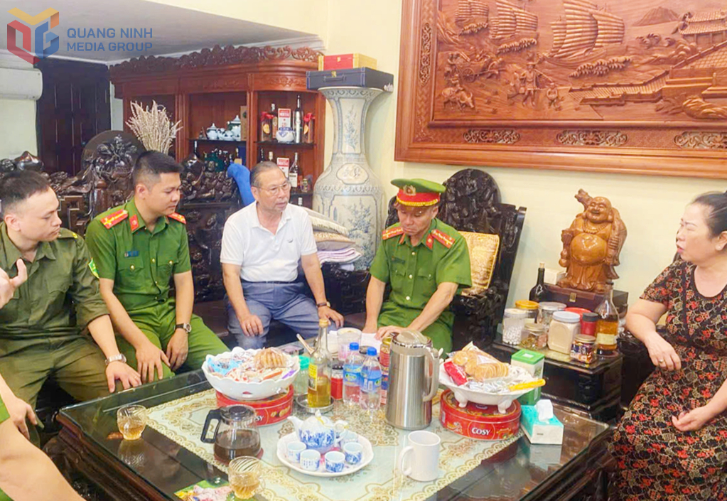 Officers of the Department of Administrative Management of Social Order and the police force of Tran Phu ward, Mong Cai city inspected households in the ward.