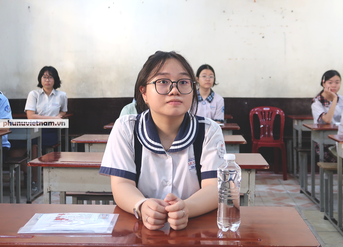 Chùm ảnh: Hơn 76.000 thí sinh tại TPHCM làm thủ tục dự thi vào lớp 10- Ảnh 5.