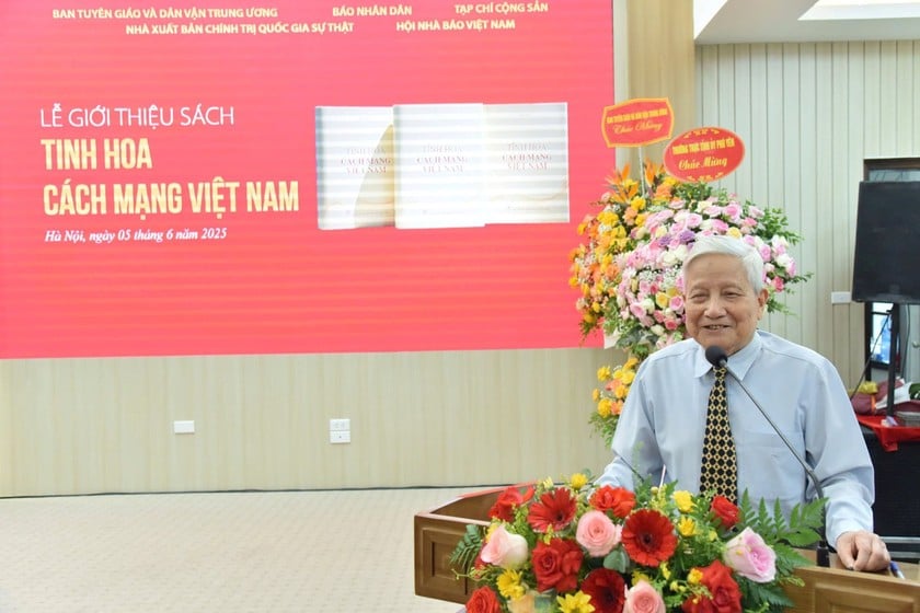 Tác giả Hà Đăng chia sẻ tại lễ ra mắt sách (ảnh Quốc Khánh).