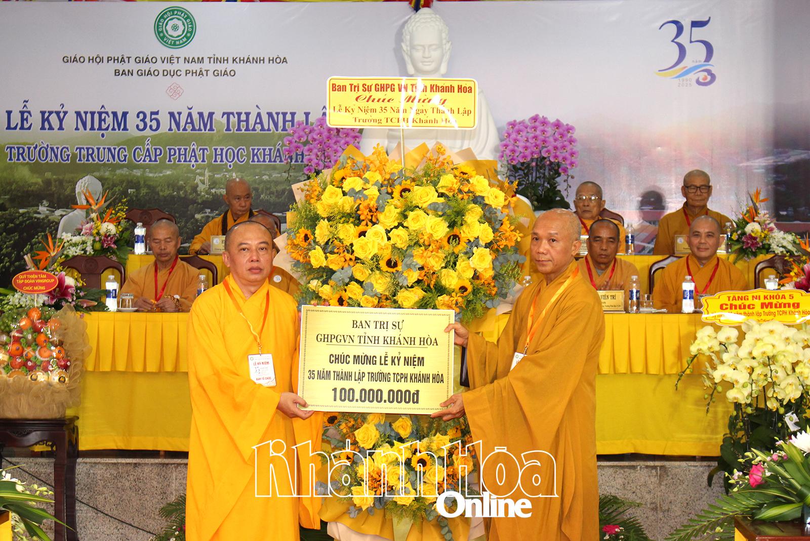 តំណាងគណៈកម្មាធិការប្រតិបត្តិនៃគណៈកម្មាធិការពុទ្ធសាសនាវៀតណាមនៃខេត្តបានឧបត្ថម្ភថវិកាចំនួន 100 លានដុងដល់ថ្នាក់ដឹកនាំសាសនា និងសាសនា ដើម្បីថ្វាយកម្រងផ្កាអបអរសាទរចំពោះពុទ្ធិកវិទ្យាល័យ Khanh Hoa។