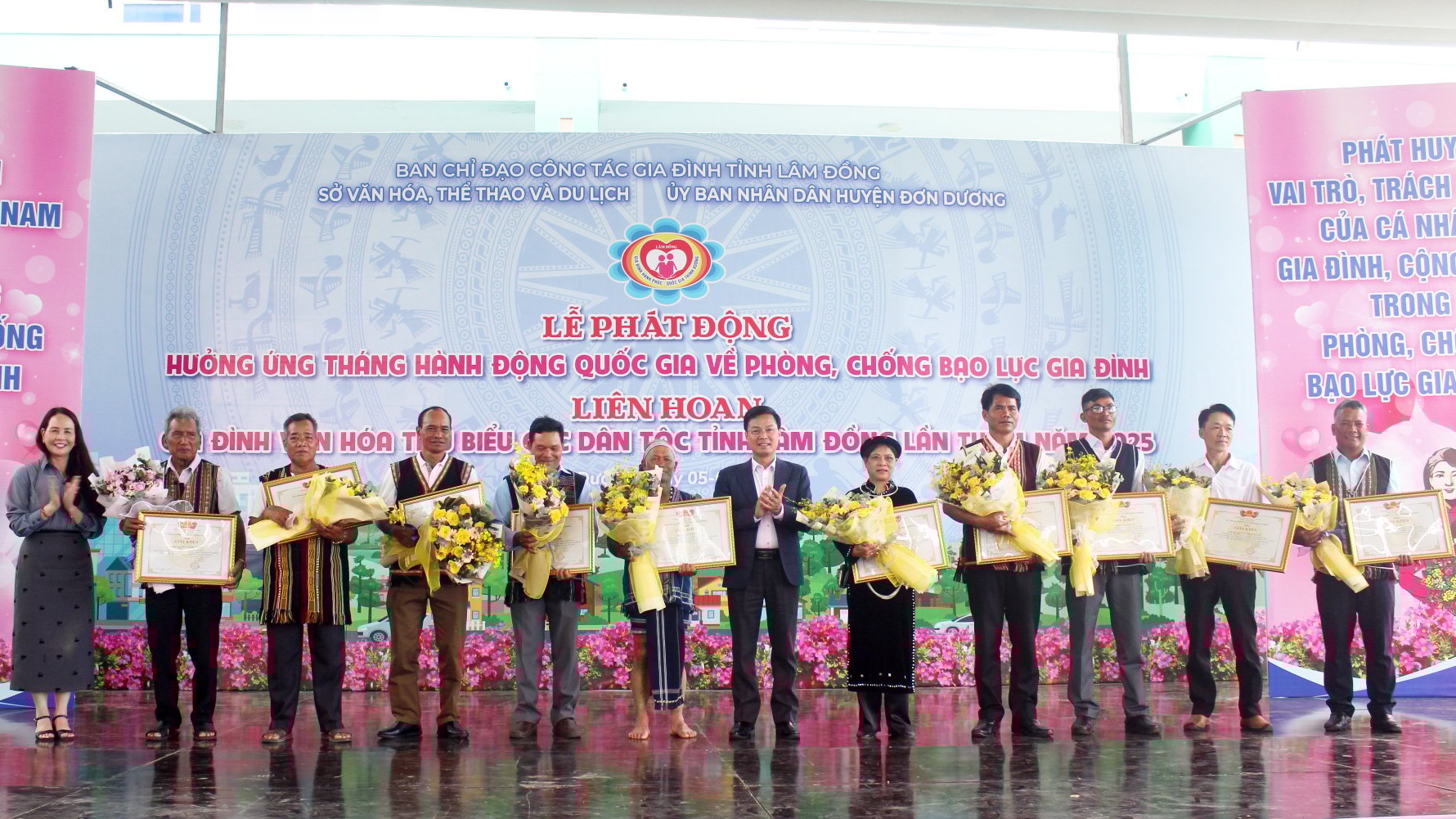 Tôn vinh 10 gia đình văn hóa tiêu biểu