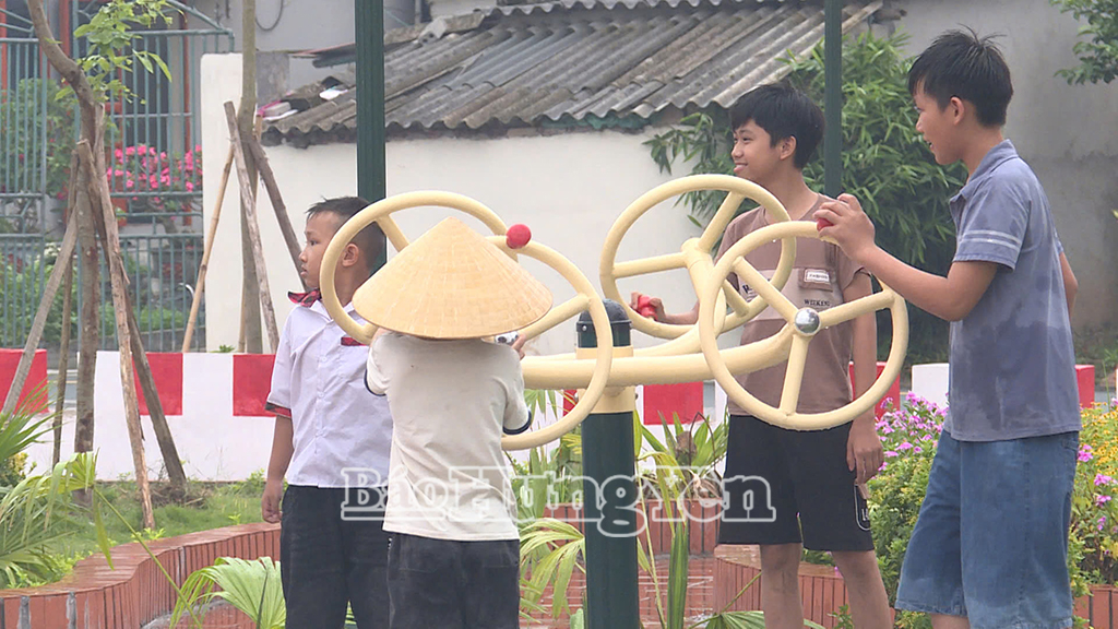 Trẻ em vui chơi tại hồ Quang Xá, xã Quang Hưng sau khi được cải tạo