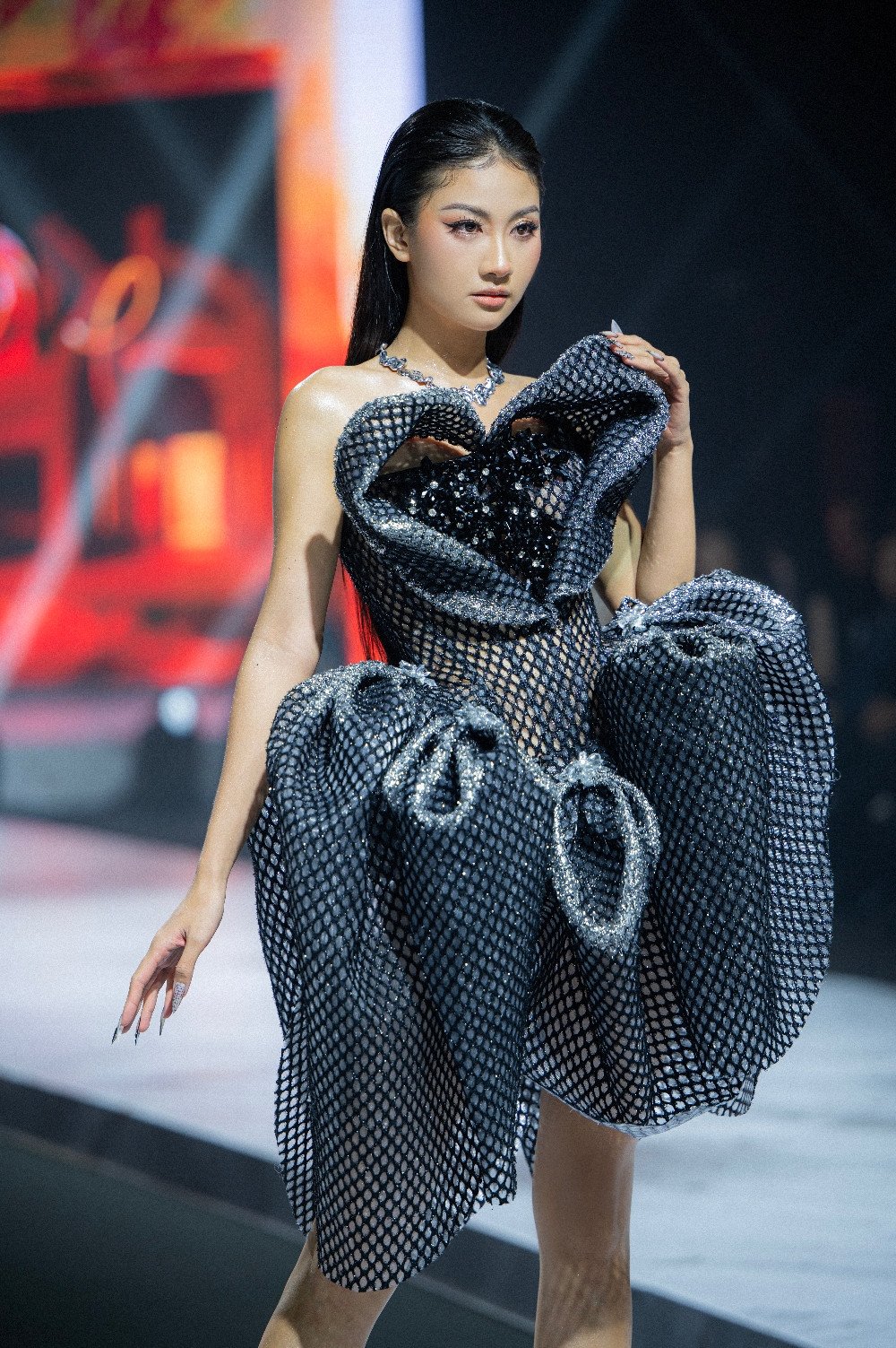 Hoa hậu H'Hen Niê mang bầu 4 tháng vẫn catwalk thần thái - Ảnh 5.