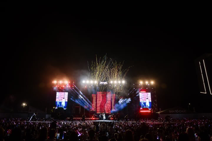 Concert The East Huế nằm trong chuỗi sự kiện Năm Du lịch Quốc gia 2025. Thông qua chương trình, hình ảnh Huế được giới thiệu như một thành phố giàu bản sắc văn hóa truyền thống, cũng không kém phần năng động, trẻ trung.