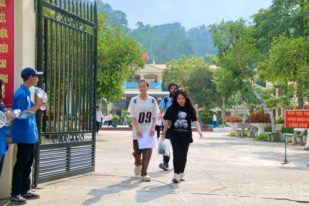 Thí sinh tại điểm thi Trường THPT Hoàng Văn Thụ, thành phố Lạng Sơn hoàn thành môn thi Tiếng Anh