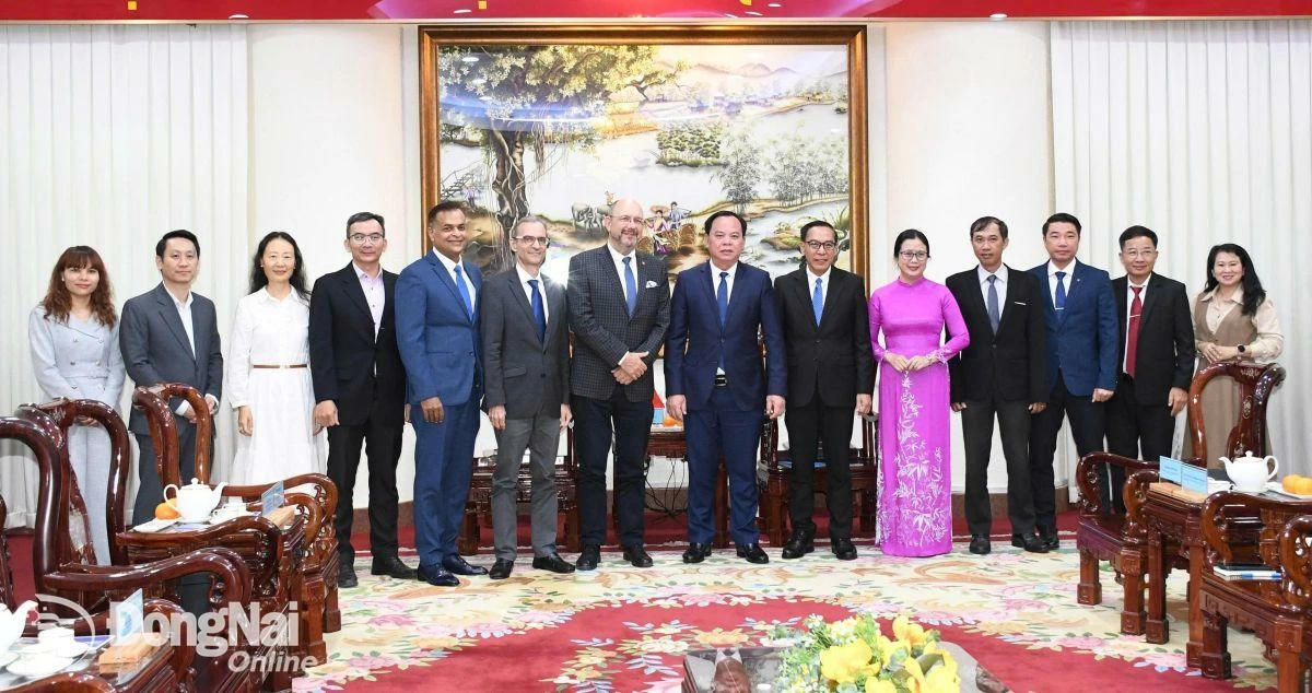 Lãnh đạo tỉnh chụp hình lưu niệm với Đoàn công tác Đại sứ quán Thụy Sỹ tại Việt Nam. Ảnh: Ngọc Liên