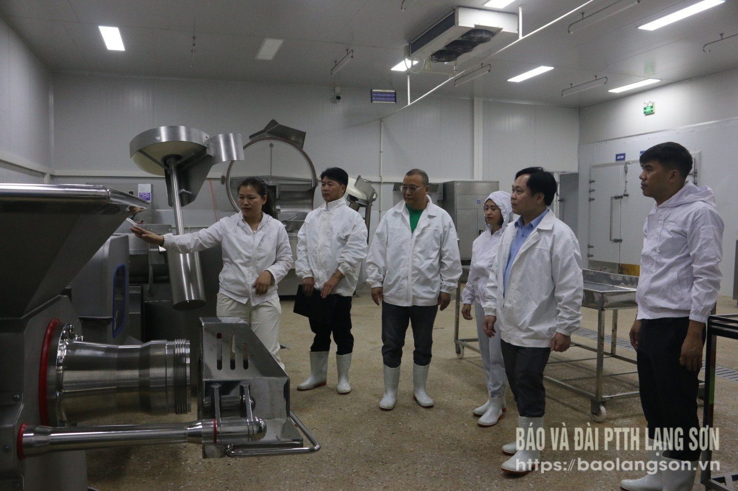 Đoàn kiểm tra thực hiện kiểm tra trang thiết bị, dụng cụ sản xuất của công ty