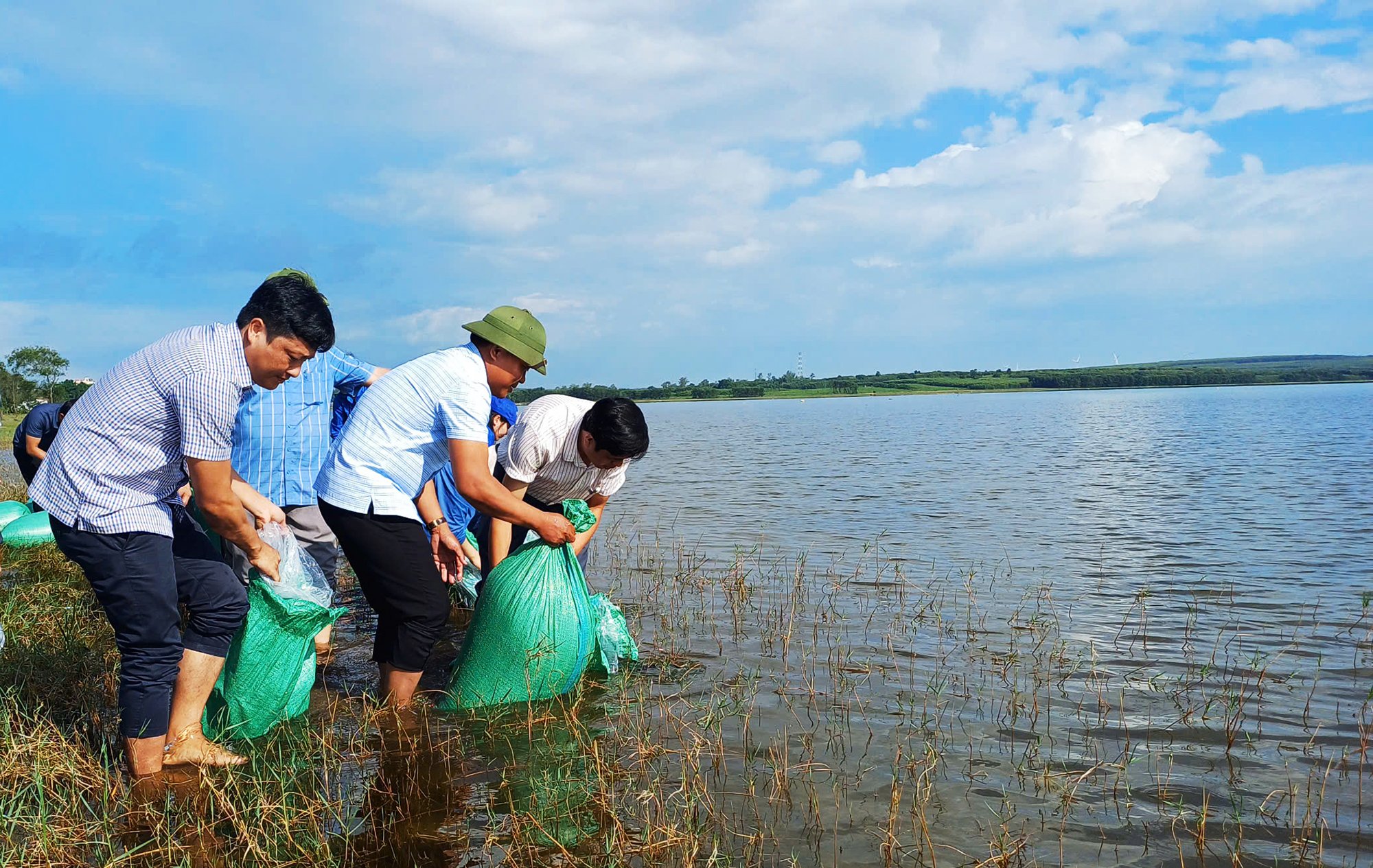 ការ​លែង​កូន​ត្រី​ដើម្បី​បង្កើត​ធនធាន​ជលផល​នៅ​តំបន់​បឹង​បៅ​សែន (ឃុំ​សែន​ធុយ)។