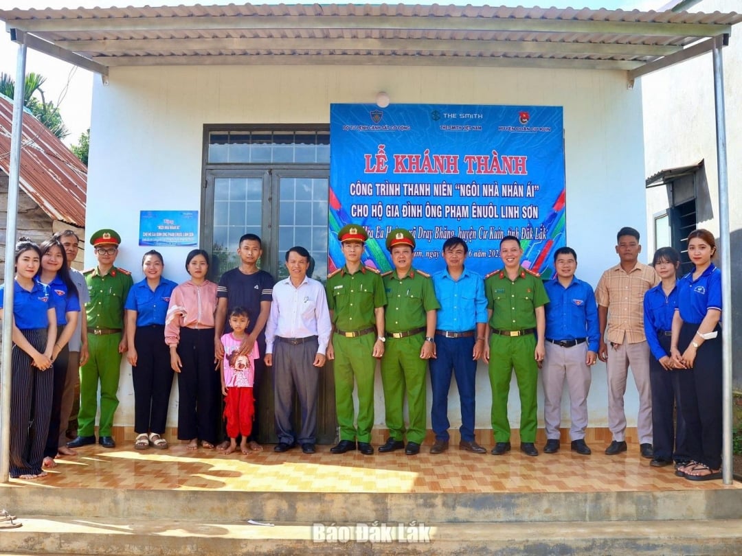 ប្រគល់ផ្ទះសប្បុរសធម៌មួយខ្នង ជូនដល់គ្រួសារលោកស្រី ហៀកលីន បដា ដែលមានទីលំនៅភូមិហៀអ៊ាហាំង (ឃុំដារយ៉ង)