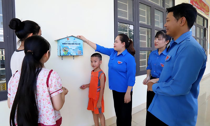 Đoàn viên phường Đức Ninh Đông hướng dẫn các em nhỏ tập kết pin cũ tại “Ngôi nhà của pin”.