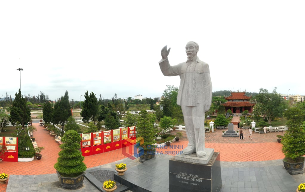 3Tượng bác Hồ trên đảo Cô Tô