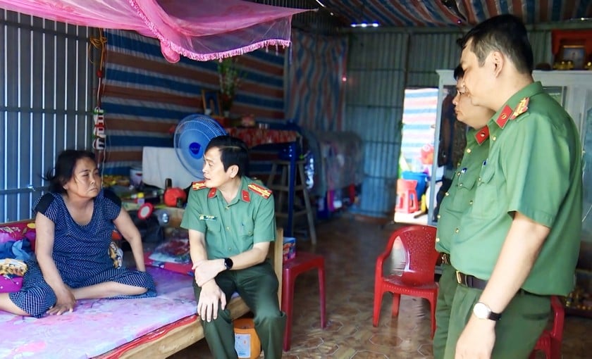 Đại tá Hồ Việt Triều - Ủy viên Ban Thường vụ Tỉnh ủy, Bí thư Đảng ủy, Giám đốc Công an tỉnh Bạc Liêu, trực tiếp khảo sát các gia đình có hoàn cảnh khó khăn để chuẩn bị hỗ trợ nhà.