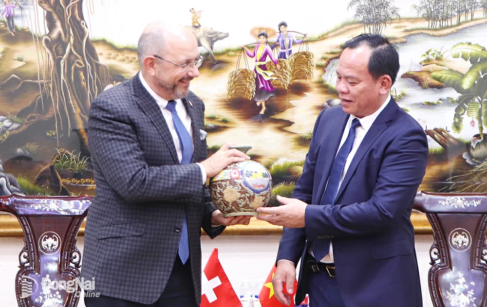Chủ tịch UBND tỉnh Võ Tấn Đức tặng quà lưu niệm Đại sứ Thụy Sỹ tại Việt Nam nhân buổi gặp gỡ. Ảnh: Ngọc Liên